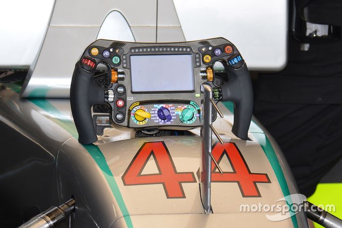 Lewis Hamilton, Mercedes AMG F1 W07 Hybrid, detalle de volante