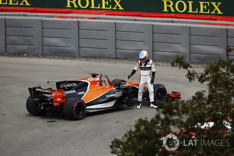 Fernando Alonso, McLaren MCL32, parks a leaking car in FP1