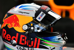 Хэштег #BillyWhizz на шлеме гонщика Red Bull Racing Даниэля Риккардо