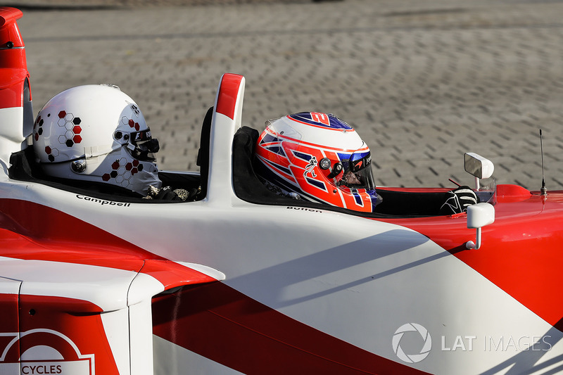 Jenson Button, McLaren, da un paseo a Naomi Campbell en un biplaza