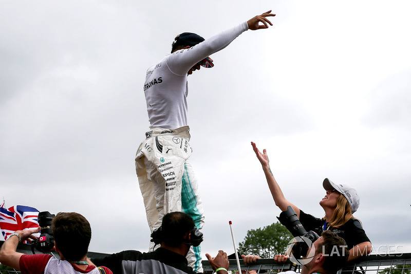 Race winner Lewis Hamilton, Mercedes AMG F1 celebrates with the fans