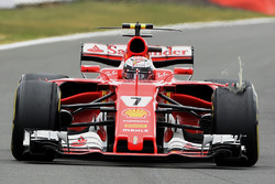 Kimi Raikkonen, Ferrari SF70H, with a front puncture
