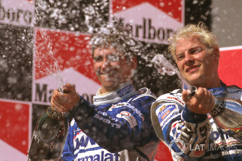 Podium: race winner Jacques Villeneuve, Williams Renault, second place Damon Hill, Arrows