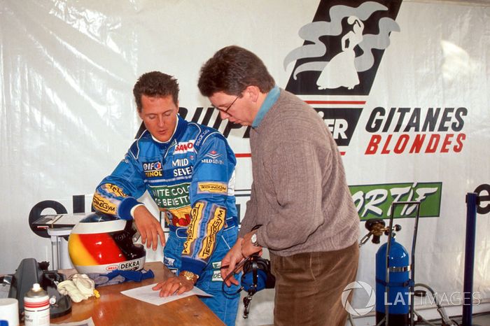 Michael Schumacher y el director técnico Ross Brawn evalúan el rendimiento del Ligier JS39B y el motor Renault V10 (1994)