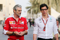 Maurizio Arrivabene, director del equipo Ferrari con Toto Wolff, Mercedes AMG F1 accionista y Direct