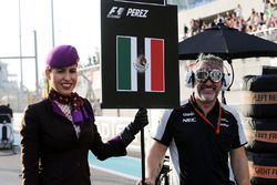 Sahara Force India F1 Team mecánico con una chica de la parrilla