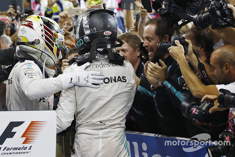 Nico Rosberg, Mercedes AMG F1, feiert im Parc Ferme nach seinem 2. Platz und dem Sieg von Lewis Hami