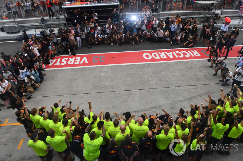 Race winner Max Verstappen, Red Bull Racing and Daniel Ricciardo, Red Bull Racing celebrate, with the team