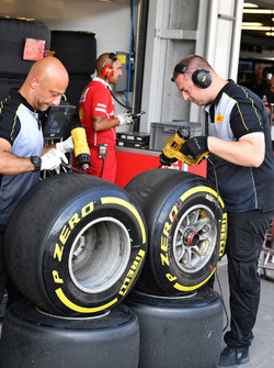 Pirelli-Ingenieure und Pirelli-Reifen