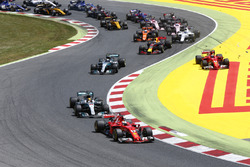 Départ : Sebastian Vettel, Ferrari SF70H, Lewis Hamilton, Mercedes AMG F1 W08, Valtteri Bottas, Mercedes AMG F1 W08, Max Verstappen, Red Bull Racing RB13, et le reste du peloton dans les premiers virages alors que Kimi Raikkonen, Ferrari SF70H, Max Verstappen, Red Bull Racing RB13, sont pris dans un accrochage