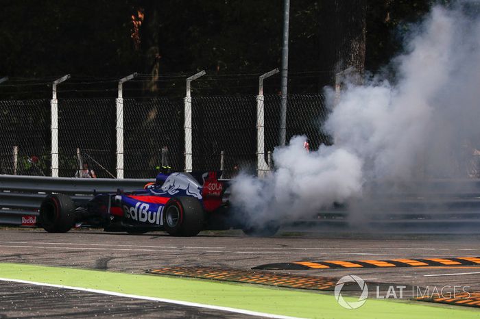 Carlos Sainz Jr., Scuderia Toro Rosso STR12 detenido en la pista
