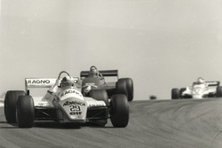 Nicht ganz glücklich - Der Schweizer Marc Surer hatte mit seinem Arrows A5-Cosworth etliche technische Probleme und fiel zurück