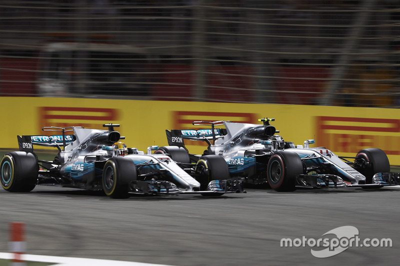 Lewis Hamilton, Mercedes AMG F1 W08, pasa a Valtteri Bottas, Mercedes AMG F1 W08