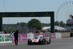 Damalı bayrak: Yarış galibi #2 Porsche LMP Team Porsche 919 Hybrid: Timo Bernhard, Earl Bamber, Brendon Hartley