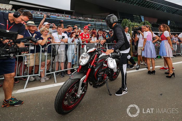 Lewis Hamilton, Mercedes AMG F1 en su MV Agusta Dragster RR LH44