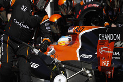 Фернандо Алонсо, McLaren MCL32, in the pits