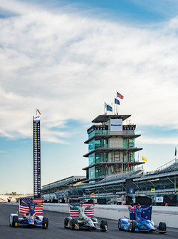 Scott Dixon, Chip Ganassi Racing, Honda; Ed Carpenter, Ed Carpenter Racing, Chevrolet; Alexander Ros