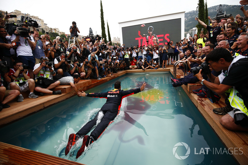 Daniel Ricciardo, Red Bull Racing, si tuffa nella piscina della Red Bull Energy Station