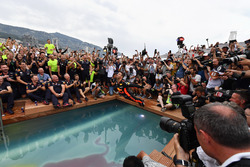 Daniel Ricciardo, Red Bull Racing et l'équipe fêtent la victoire dans la piscine de la Red Bull Energy Station