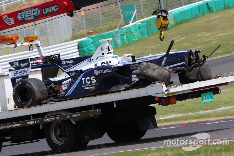 Mobil Takuya Izawa, TCS NAKAJIMA RACING, yang mengalami kecelakaan