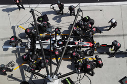Romain Grosjean, Haas F1 Team VF-18 Ferrari, s'arrête au stand