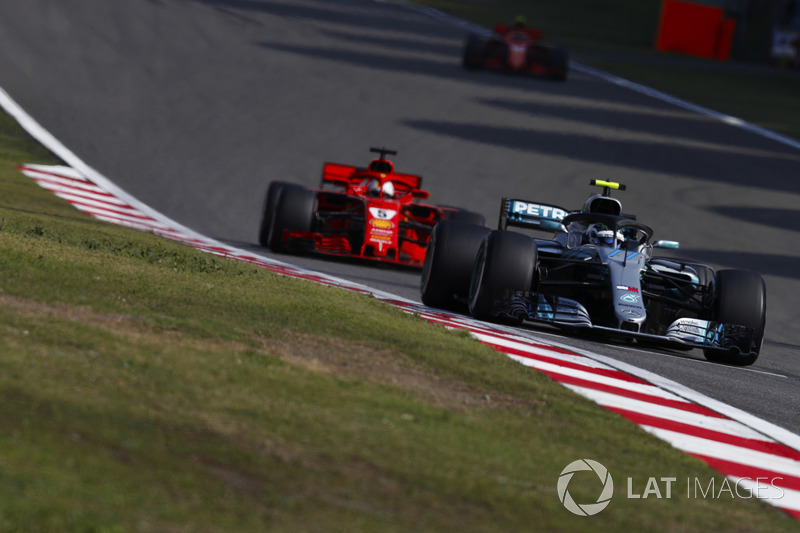 Valtteri Bottas, Mercedes AMG F1 W09, voor Sebastian Vettel, Ferrari SF71H en Kimi Raikkonen, Ferrari SF71H