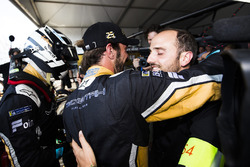 Jean-Eric Vergne, Techeetah, festeggia con Andre Lotterer, Techeetah, dopo la vittoria del campionato