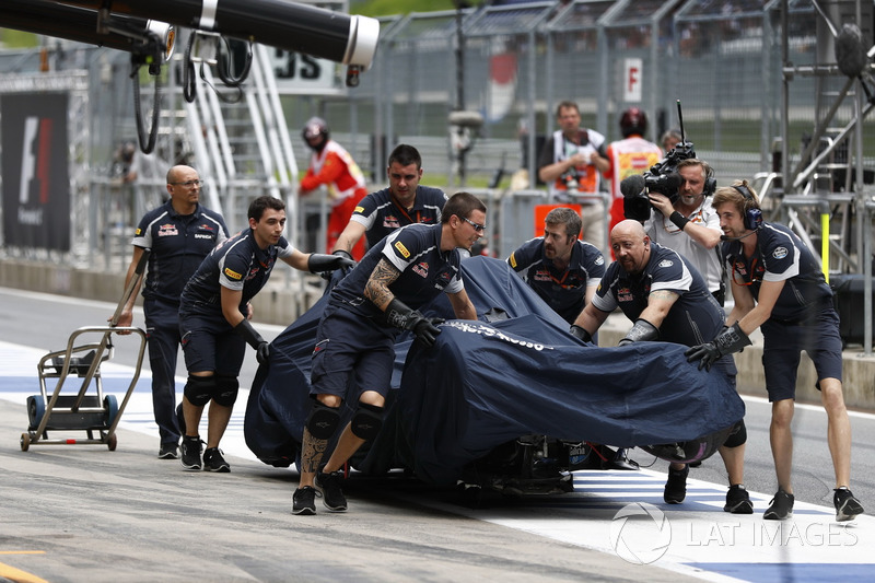 The car of Daniil Kvyat, Scuderia Toro Rosso STR11 is returned to the pits after his crash