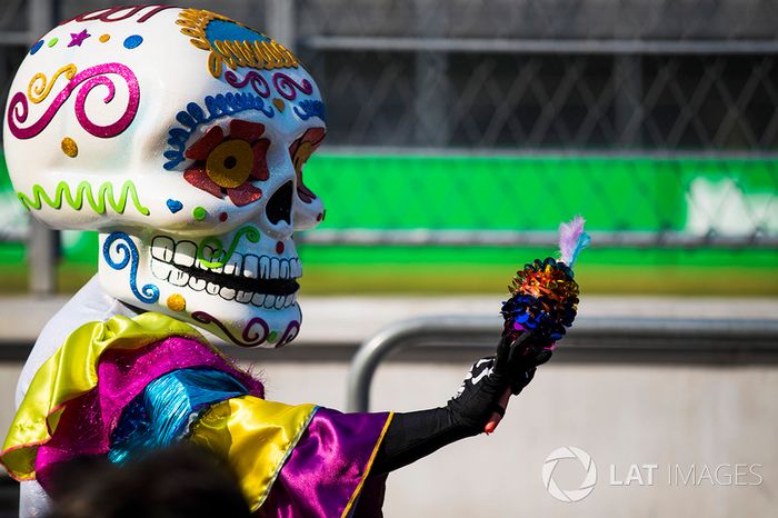 Disfraces del día de muertos en el paddock