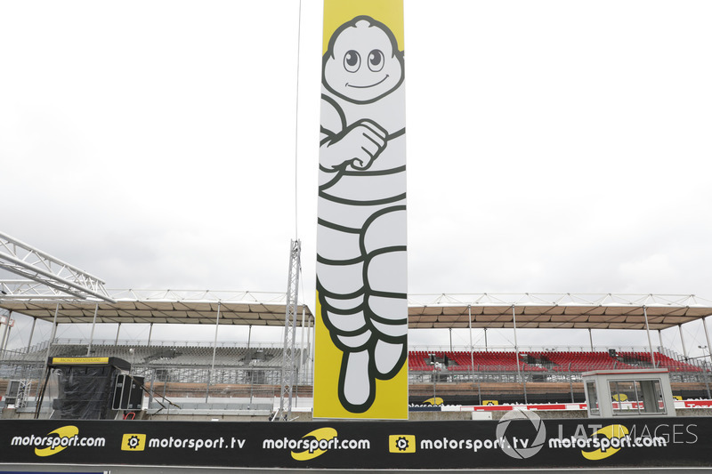 Logo Motorsport.com dan Motorsport.tv di Le Mans