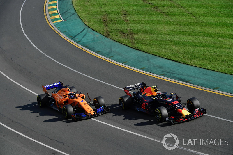 Max Verstappen, Red Bull Racing RB14 et Fernando Alonso, McLaren MCL33