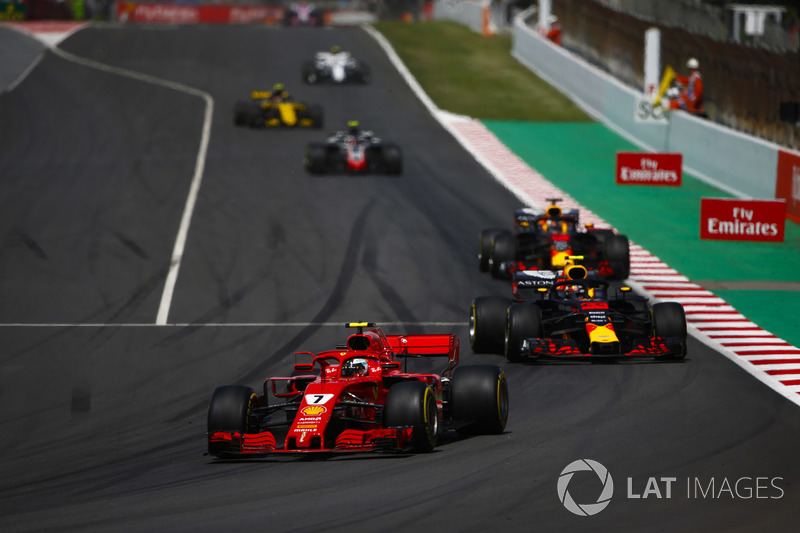 Kimi Raikkonen, Ferrari SF71H, Max Verstappen, Red Bull Racing RB14, e Daniel Ricciardo, Red Bull Racing RB14, dietro alla safety car