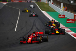 Kimi Raikkonen, Ferrari SF71H, Max Verstappen, Red Bull Racing RB14, y Daniel Ricciardo, Red Bull Racing RB14, detrás del safety car