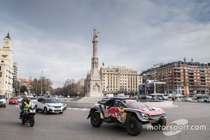 Carlos Sainz, Lucas Cruz, Peugeot Sport en las calles de Madrid