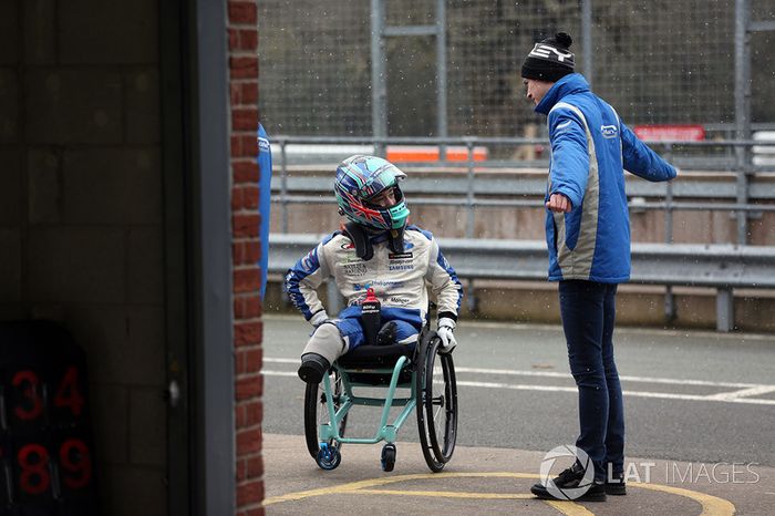 Billy Monger en el coche de carreras, regreso a probar el Carlin MSV Fórmula 3