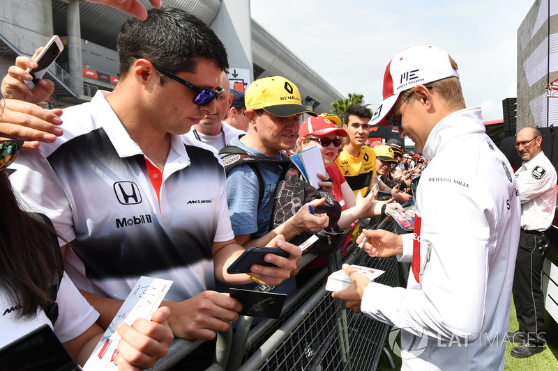 Marcus Ericsson, Sauber signe des autographes pour les fans