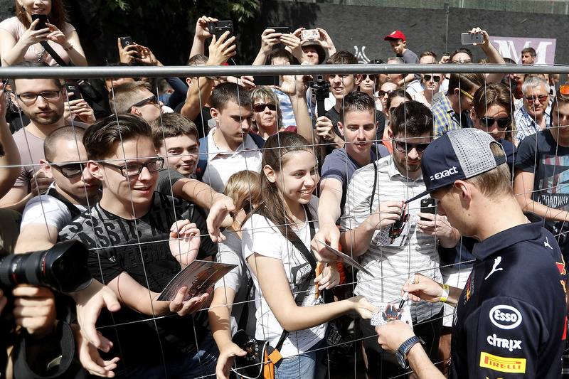 Max Verstappen, Red Bull Racing firma autógrafos para los fanáticos