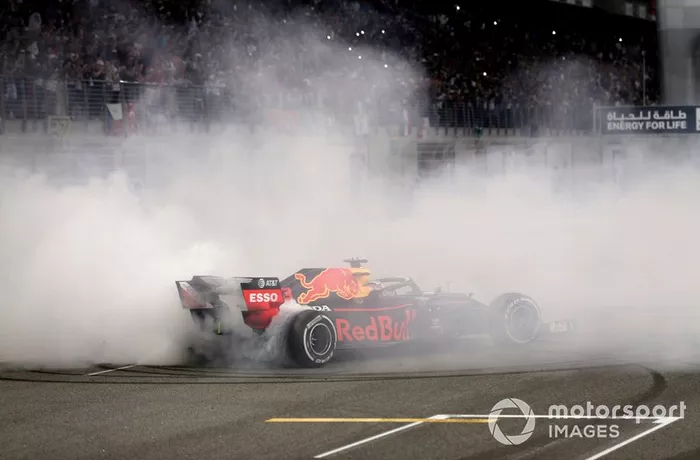 Max Verstappen, Red Bull Racing RB15, secondo classificato, festeggia sgommando