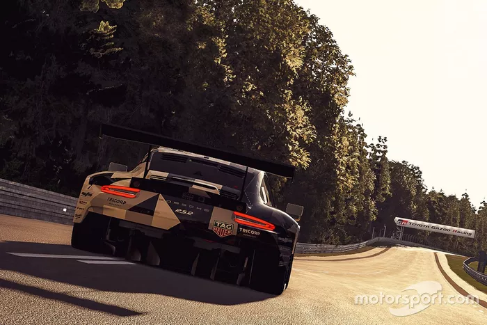 Porsche acciones en la pista al atardecer