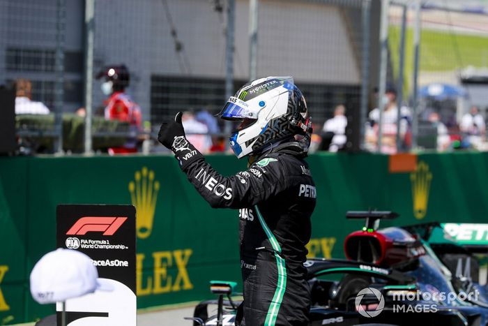 Ganado de la pole Valtteri Bottas, Mercedes-AMG Petronas F1, celebra