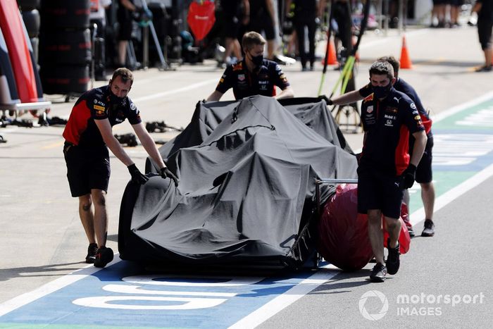 Los mecánicos de Red Bull con el monoplaza dañado de Alex Albon, Red Bull Racing RB16 en el garaje bajo una lona después de su accidente en la FP2