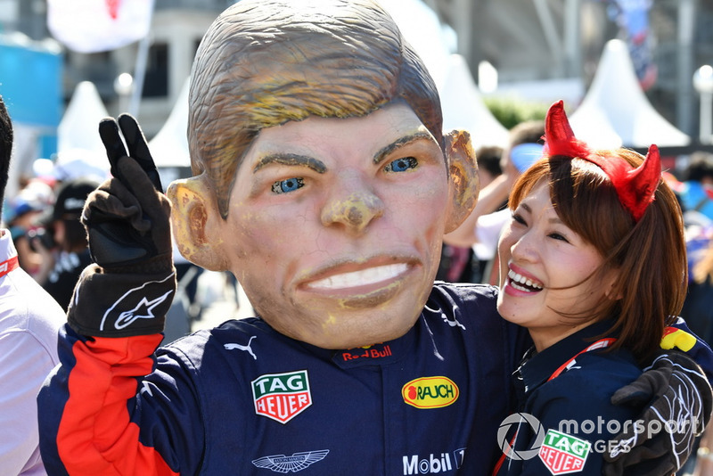 Max Verstappen, Red Bull Racing caricature and fans