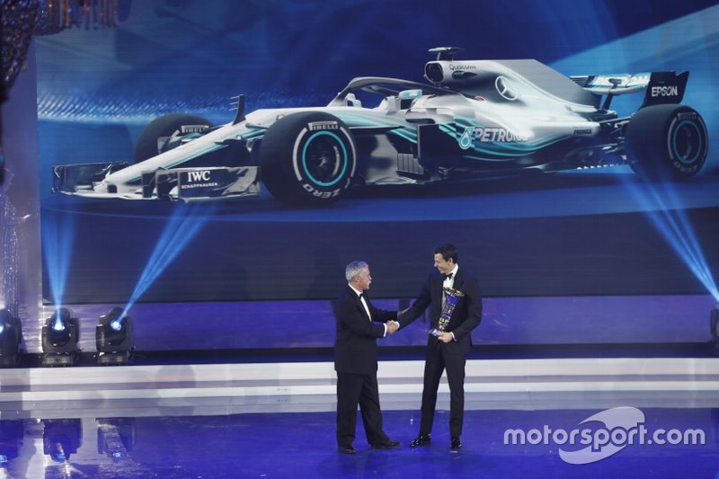 Chase Carey, PDG de la F1, Toto Wolff, directeur exécutif Mercedes AMG