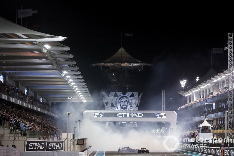 Des donuts de Lewis Hamilton, Mercedes-AMG F1 W09, Sebastian Vettel, Ferrari SF71H et Fernando Alonso, McLaren MCL33