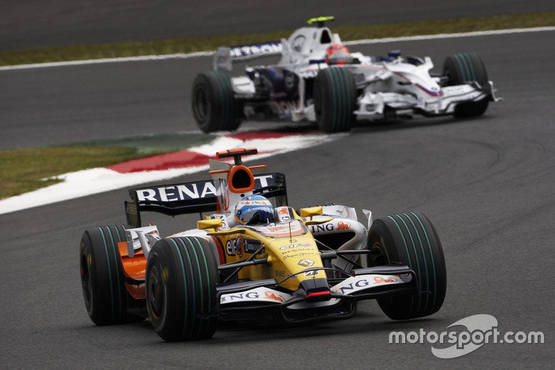 Fernando Alonso, Renault R28 leads Robert Kubica, BMW Sauber F1.08