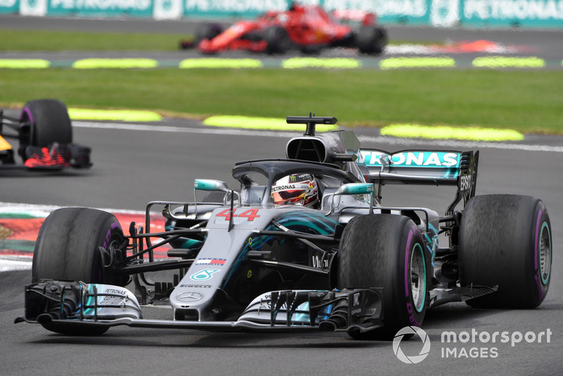 Hamilton yarışta lastiklerinden şikayet ediyor
