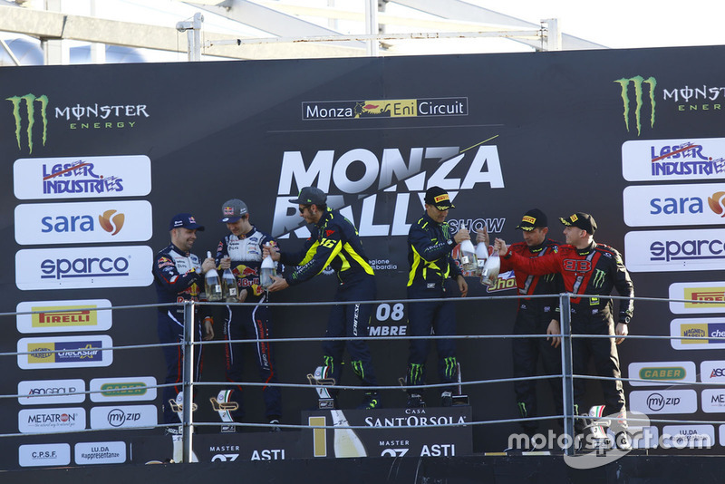 Le podium du Monza Rally Show : Valentino Rossi et Carlo Cassina (vainqueurs), Teemu Suninen et Marko Salminen (deuxièmes), Roberto Brivio et Luca Brivio (troisièmes)