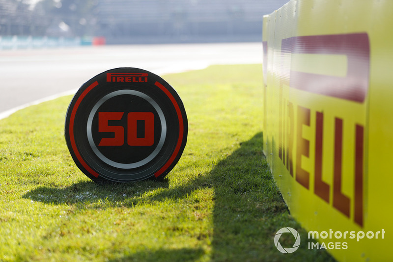 Penanda titik pengereman 50 meter dengan branding Pirelli