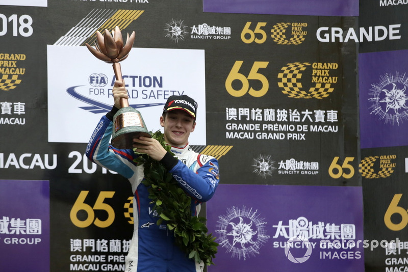 Podium: Sacha Fenestraz, Carlin