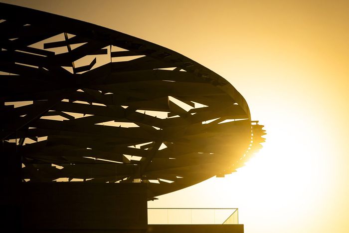 Edificio del circuito de Losail al atardecer